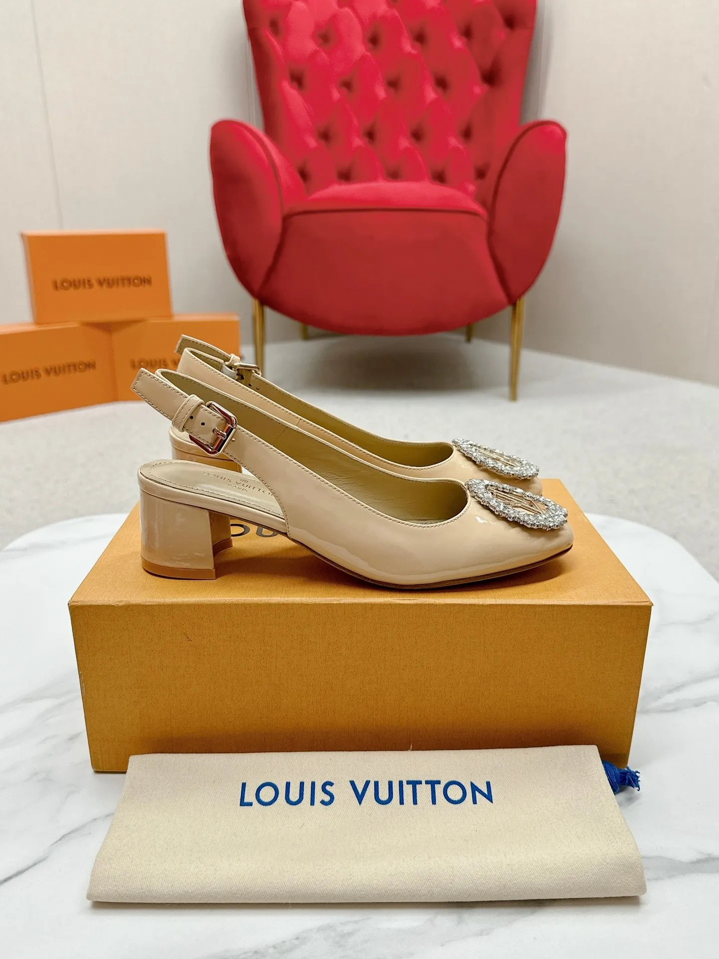 👟👟Ex-factory price 580👟👟 👑 Lv shoes This Urban Twist women's shoe is a stylish upgrade to the classic stiletto style. It is made of smooth calfskin upper with a bright silver metal toe and is engraved with the LV Circle logo, highlighting the Louis Vuitton brand characteristics. Detailed features: Calfskin material Lining: Imported full-grain sheepskin Foot pads: Imported full-grain sheepskin sole Italian genuine leather sole Heel height Two height sizes: 34-40 (34.40.41 customization is not returnable)